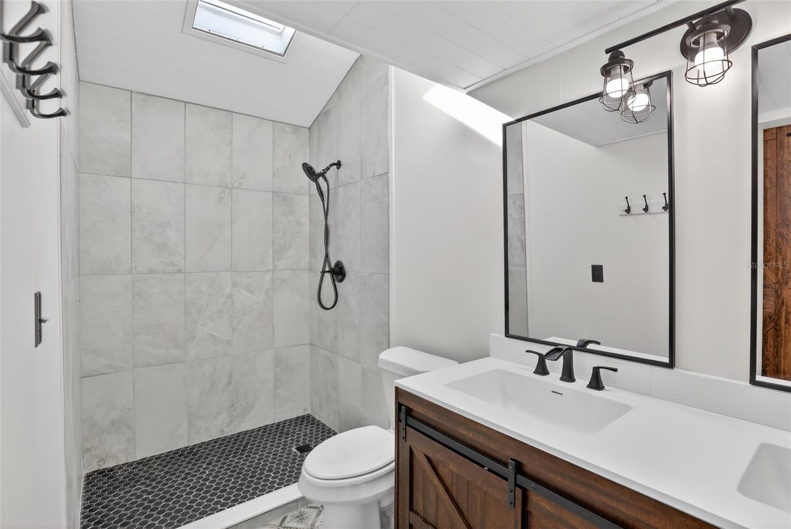 Image 12 of 39 For 1595 Shady Oak Drive