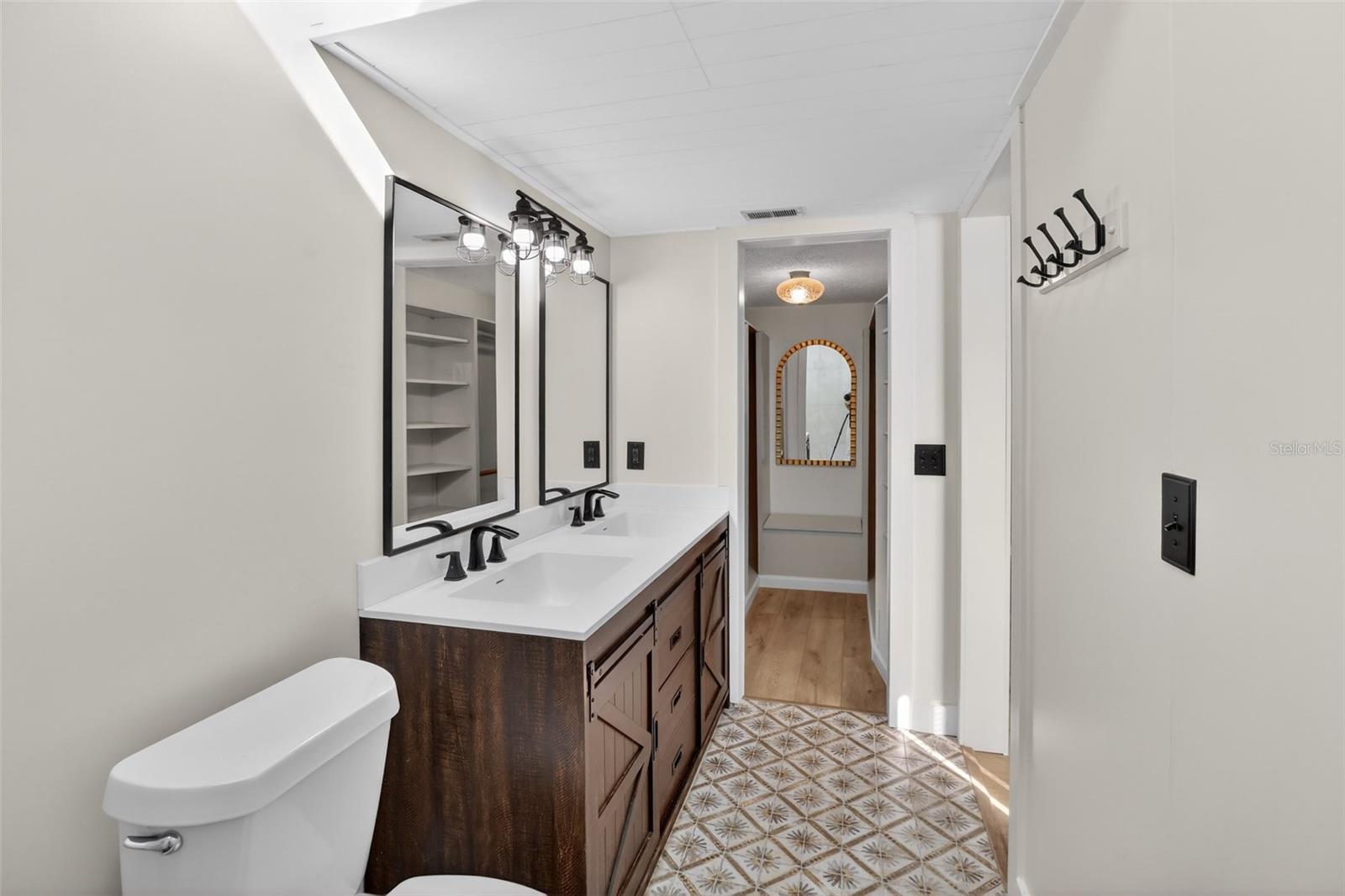 Image 13 of 39 For 1595 Shady Oak Drive