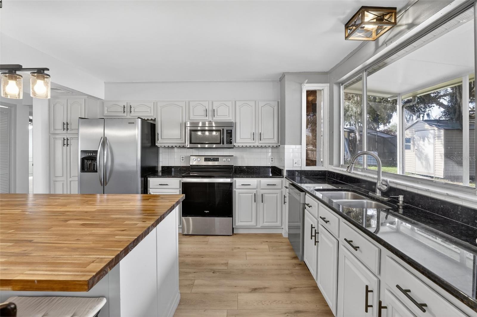 Image 7 of 39 For 1595 Shady Oak Drive