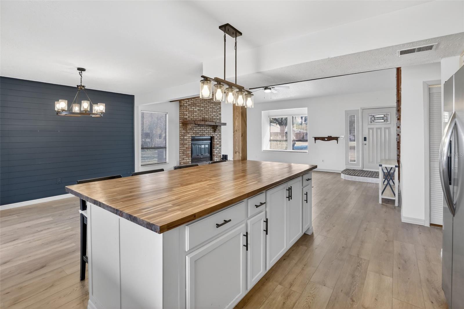 Image 8 of 39 For 1595 Shady Oak Drive