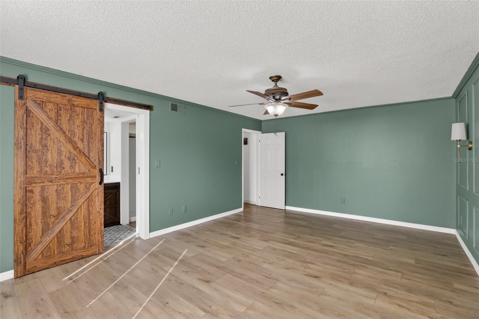 Image 9 of 39 For 1595 Shady Oak Drive