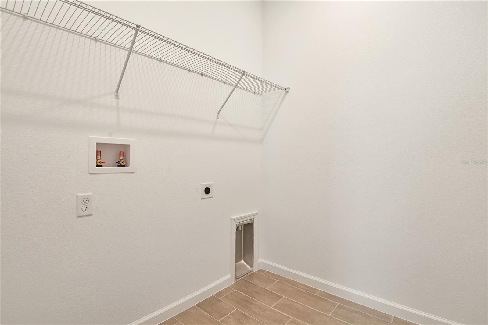 Image 7 of 17 For 1253 Daisy Hill Avenue