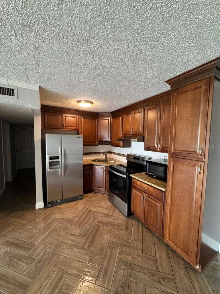 Image 2 of 13 For 911 Oak Ridge  C