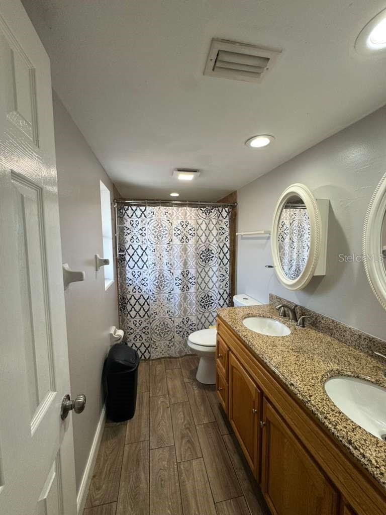 Image 5 of 13 For 911 Oak Ridge  C