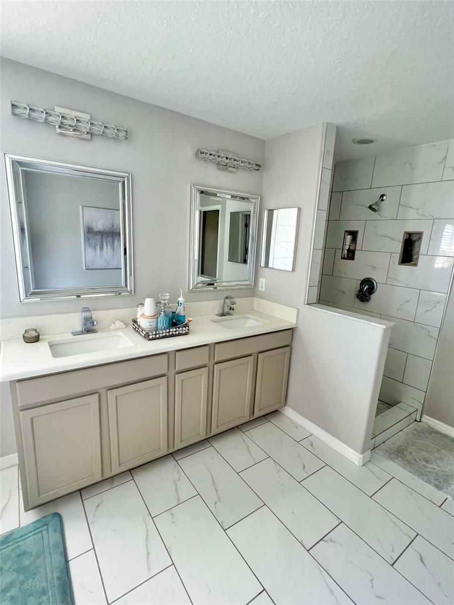 Image 12 of 17 For 2220 Grantham Avenue