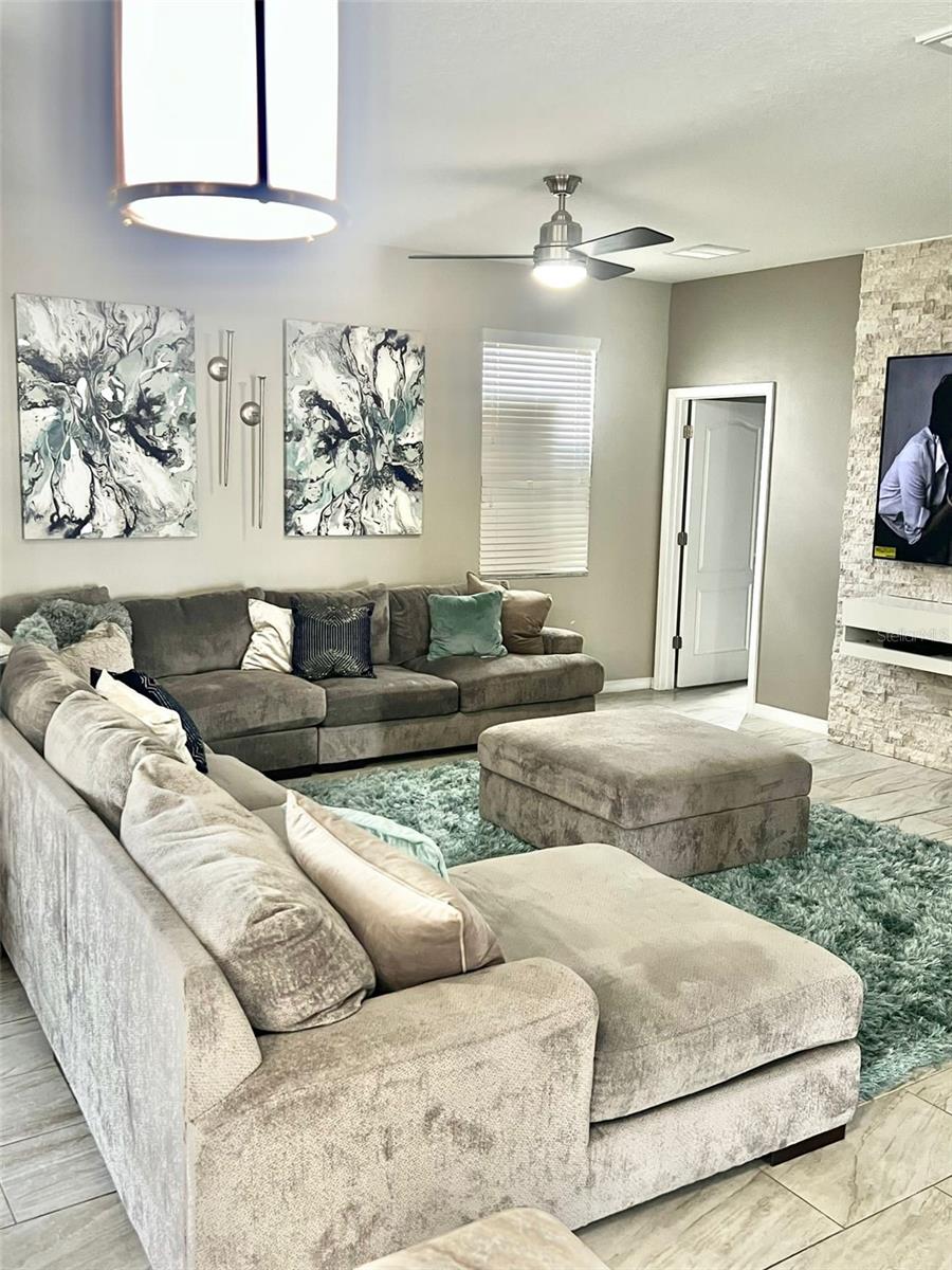 Image 4 of 17 For 2220 Grantham Avenue