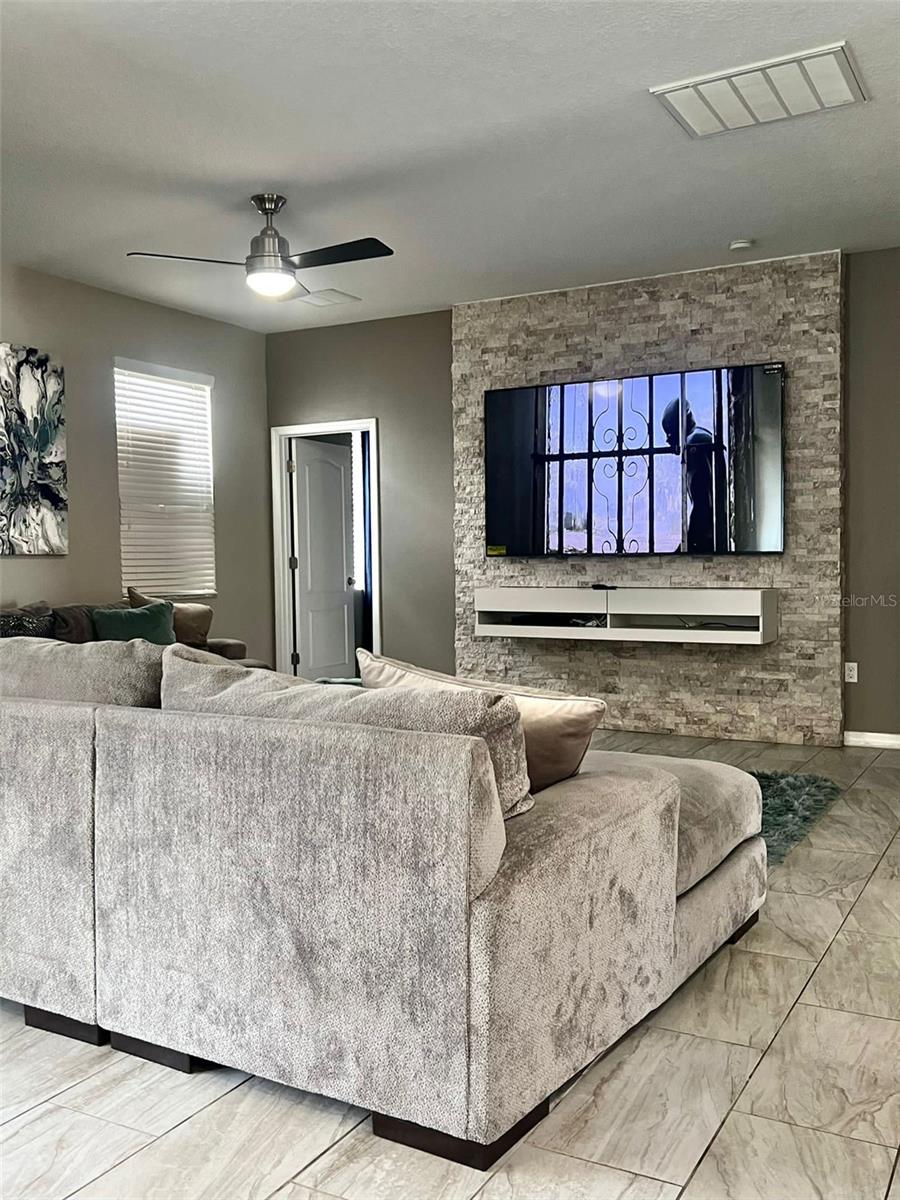 Image 5 of 17 For 2220 Grantham Avenue