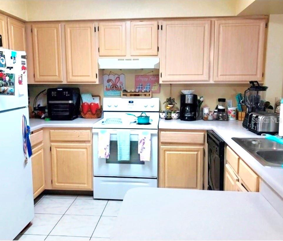 Image 8 of 12 For 13838 Fairway Island Drive 1418