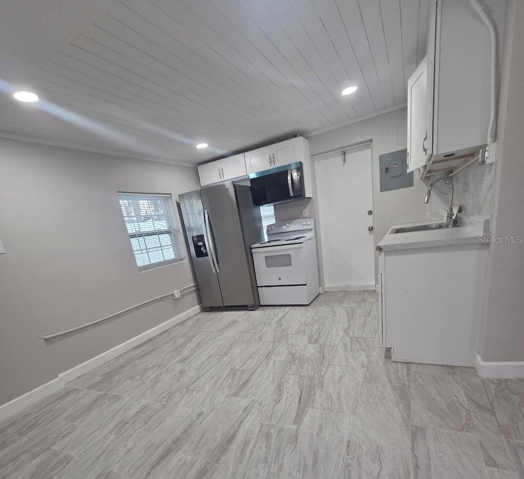 Image 5 of 8 For 712 Clyde Avenue