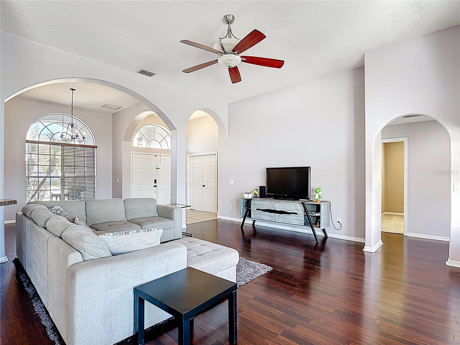 Listing photo id 4 for 1024 Seneca Trail