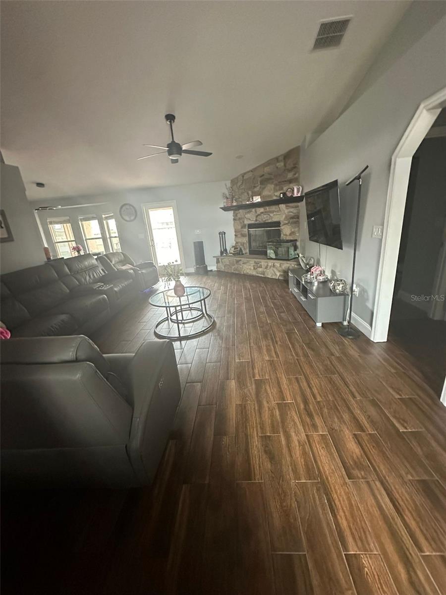 Image 19 of 41 For 5719 Sweetheart Court