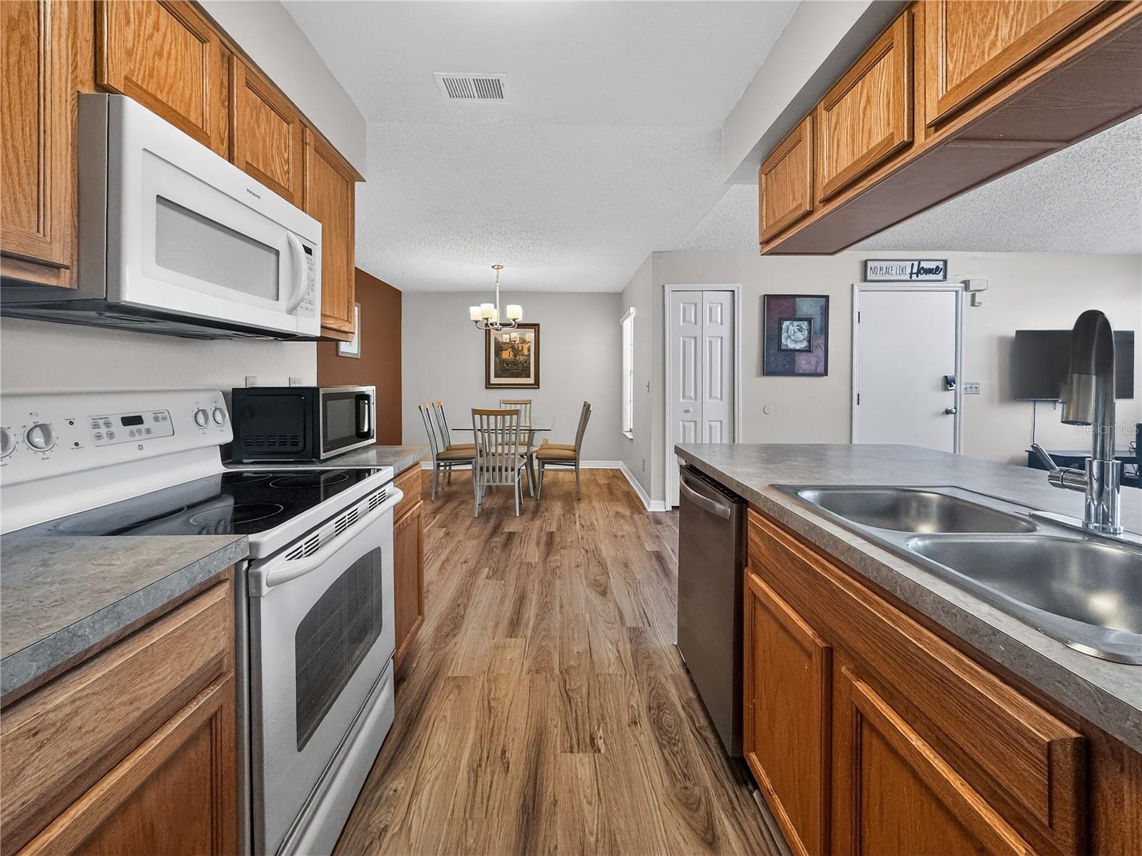 Image 11 of 37 For 5005 Laguna Bay Circle 22