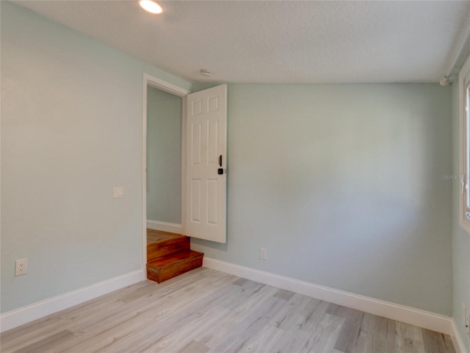 Image 11 of 23 For 425 Oleander Avenue