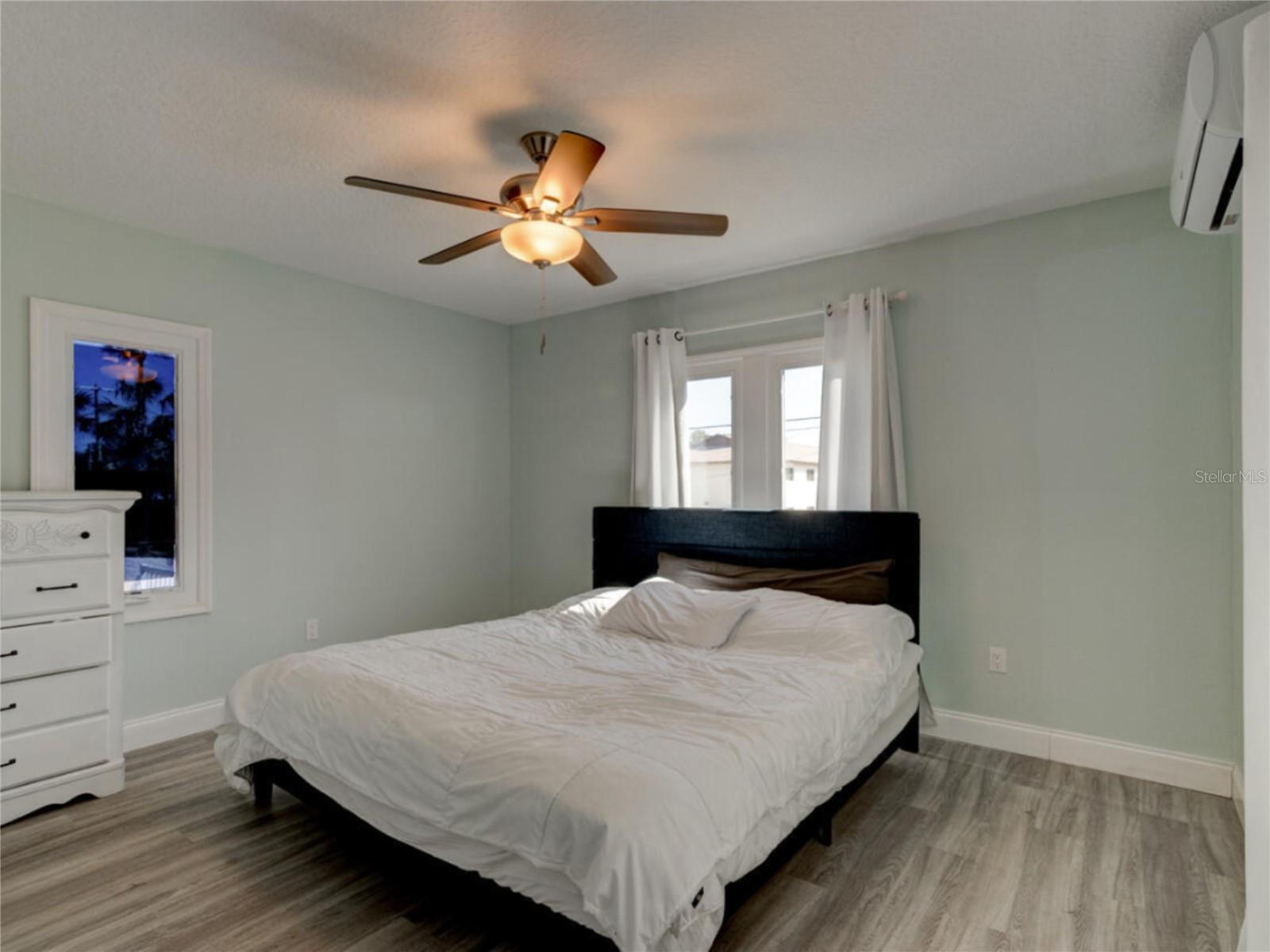 Image 12 of 23 For 425 Oleander Avenue