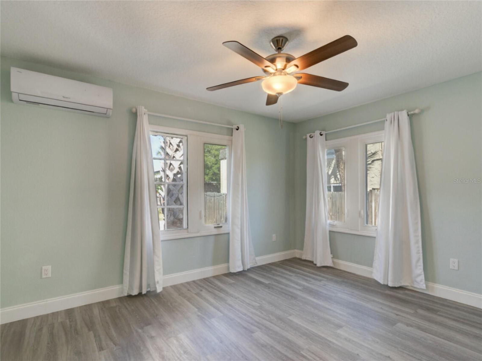 Image 15 of 23 For 425 Oleander Avenue