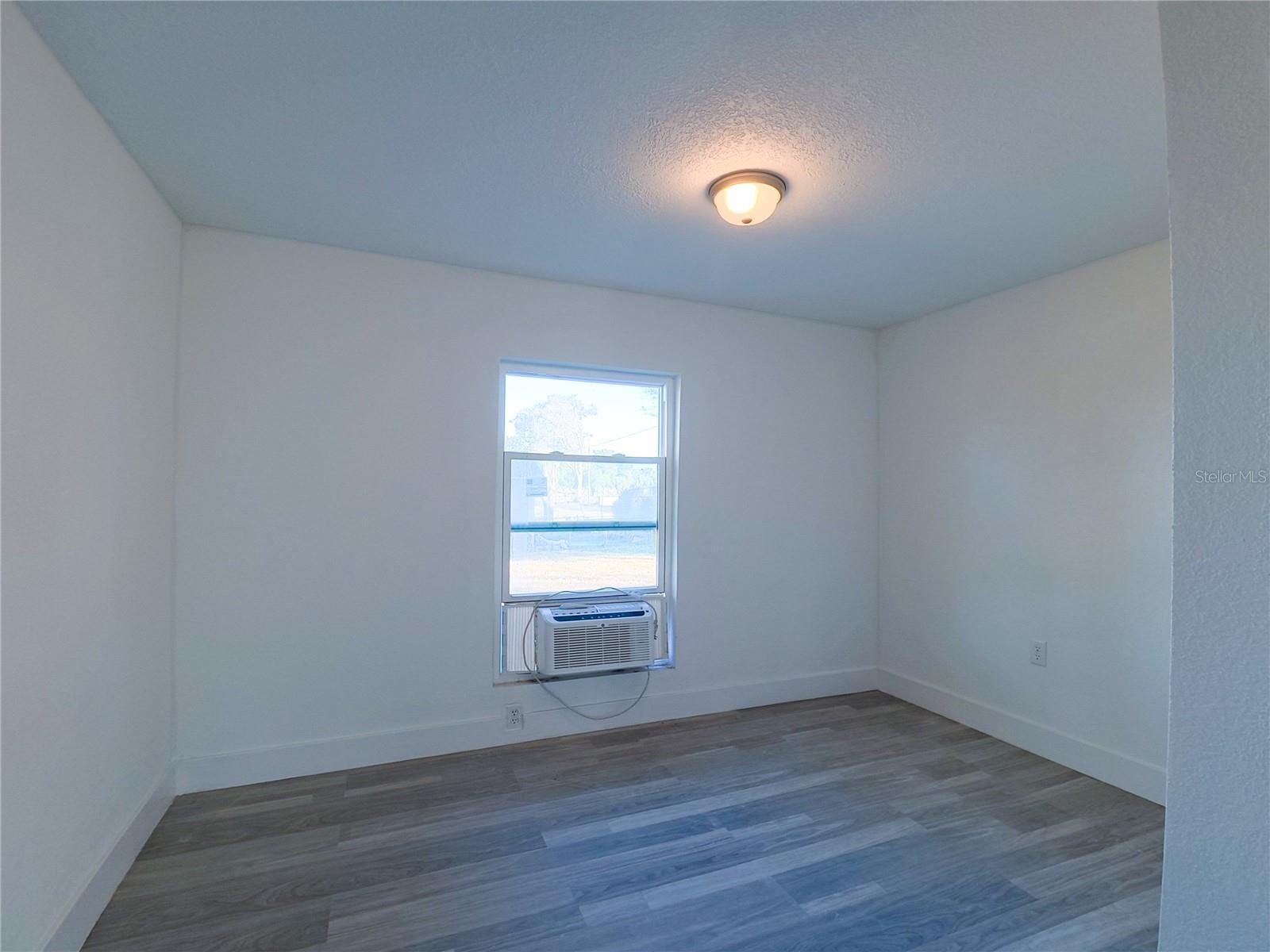 Listing photo id 9 for 702 Hillsboro Street