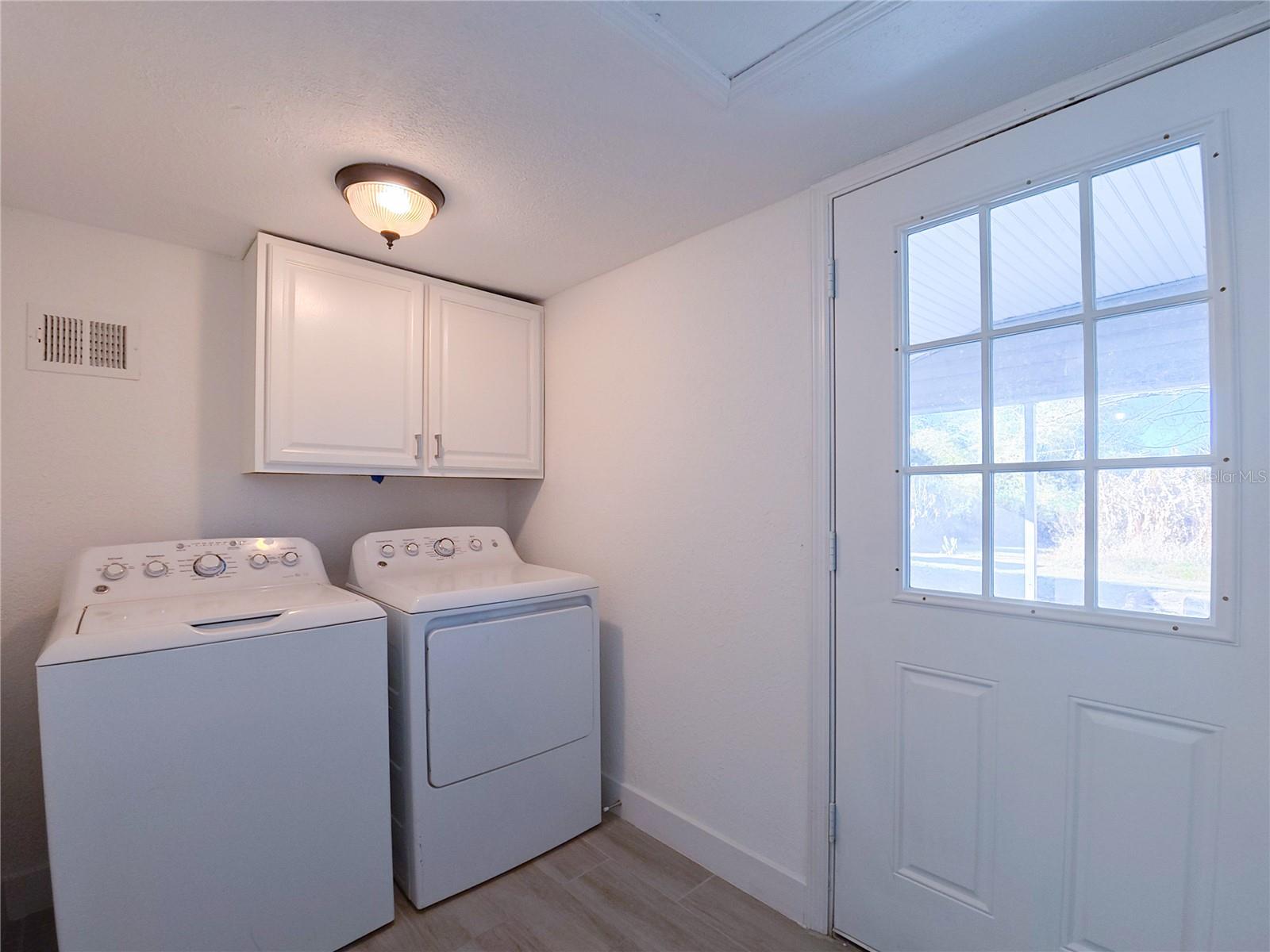 Listing photo id 12 for 702 Hillsboro Street