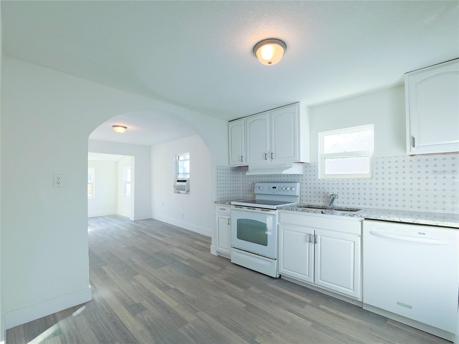 Listing photo id 3 for 702 Hillsboro Street