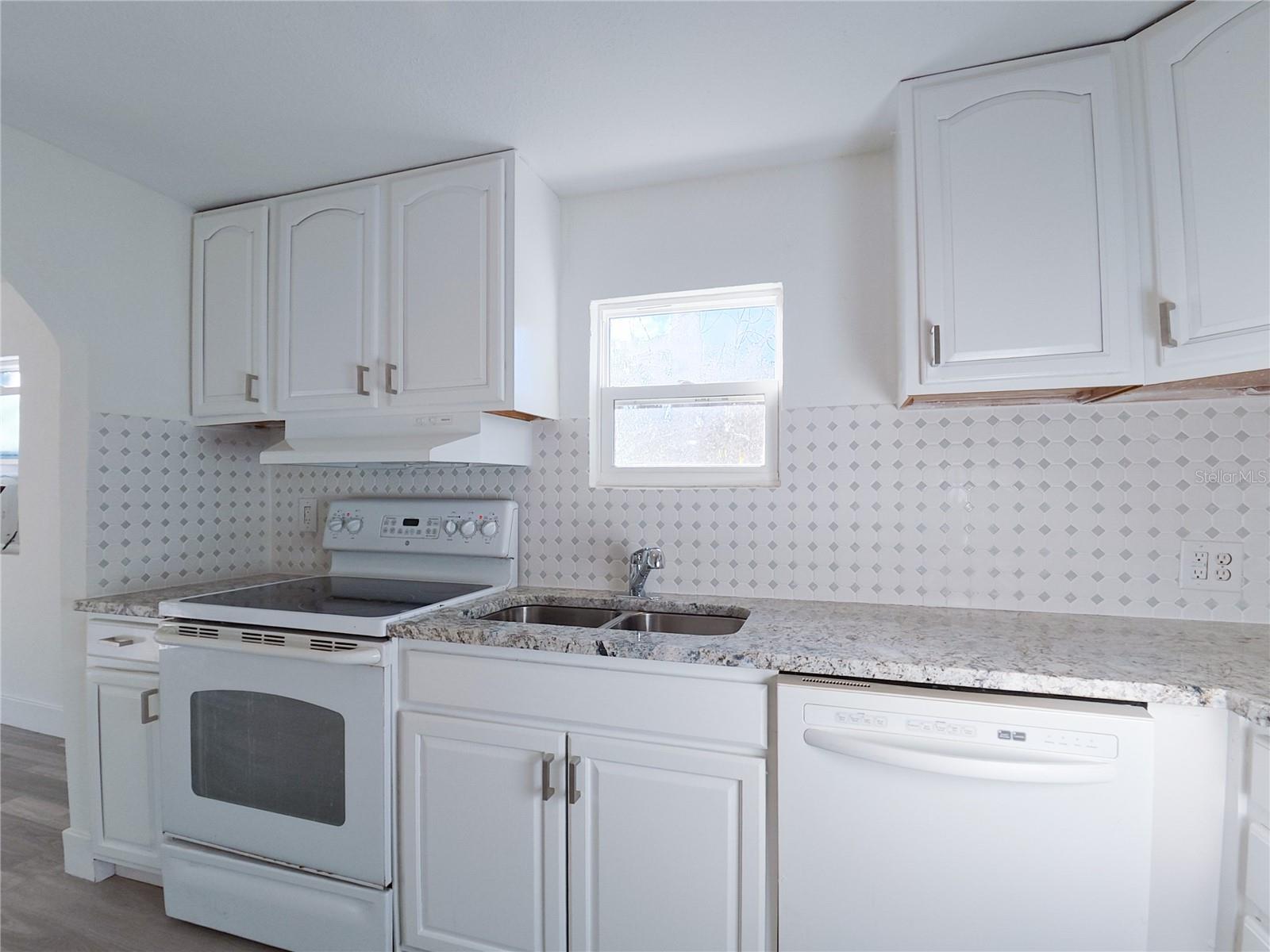 Listing photo id 4 for 702 Hillsboro Street