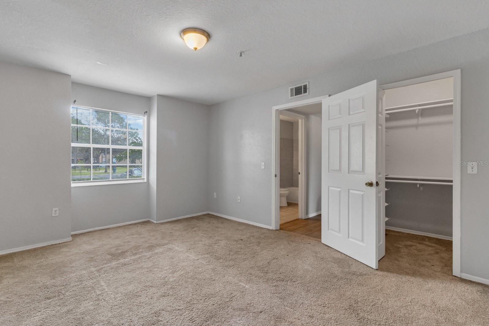 Image 10 of 13 For 13929 Fairway Island Drive 812