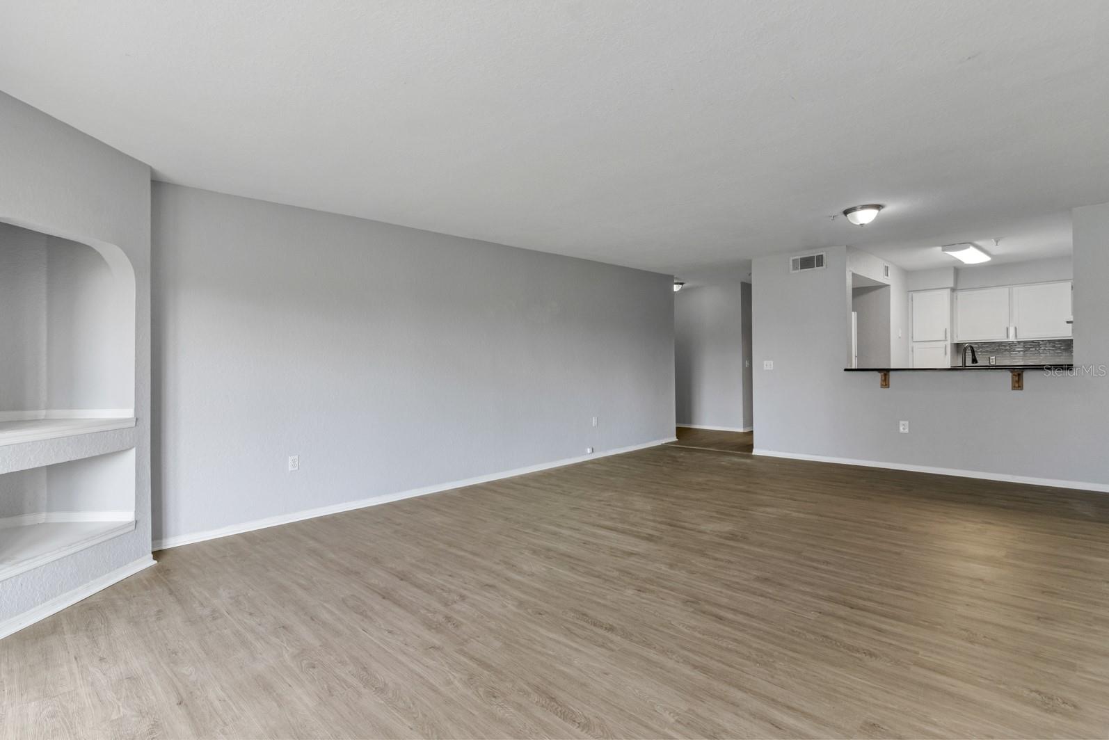 Image 4 of 13 For 13929 Fairway Island Drive 812