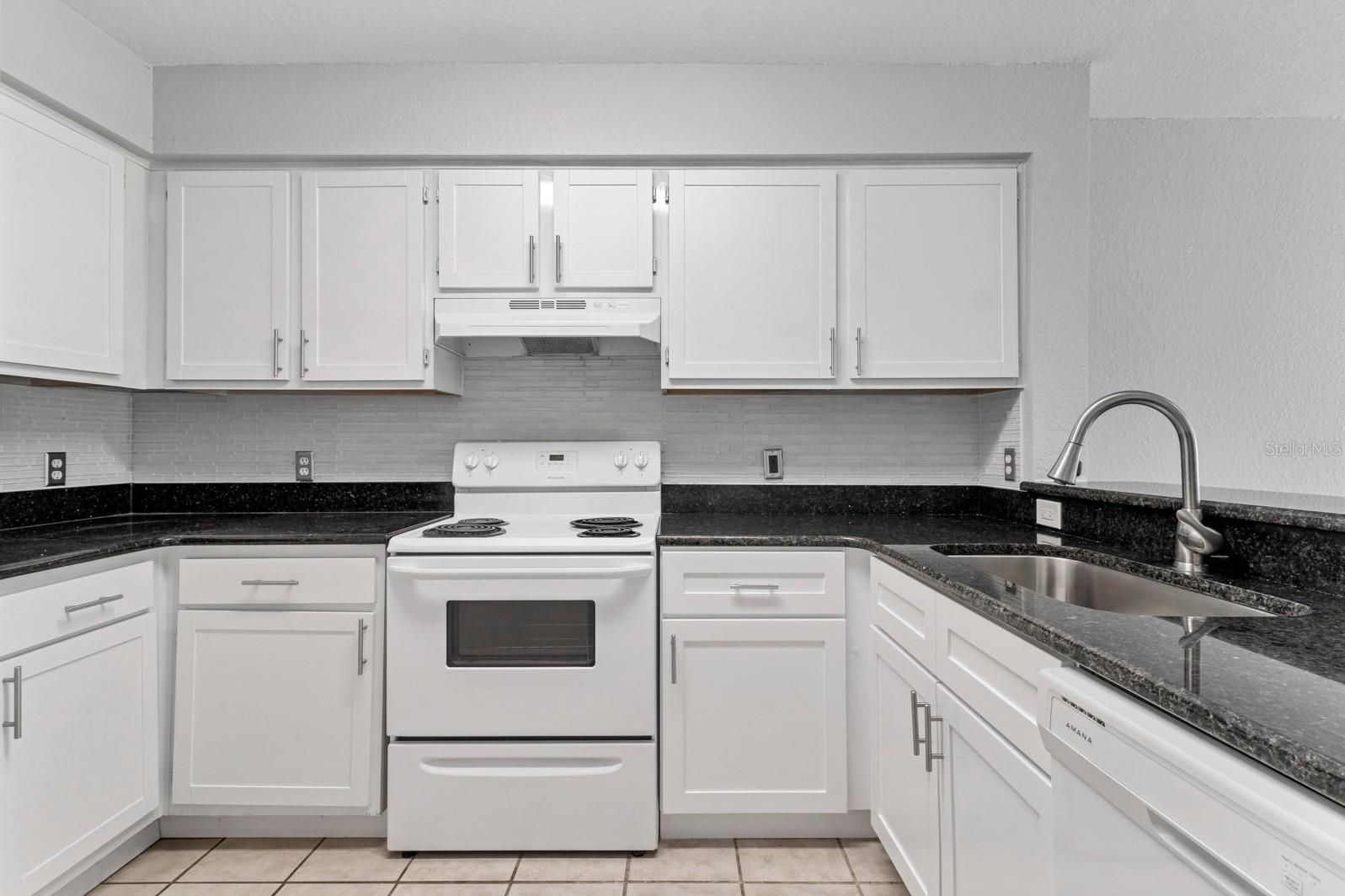 Image 6 of 13 For 13929 Fairway Island Drive 812