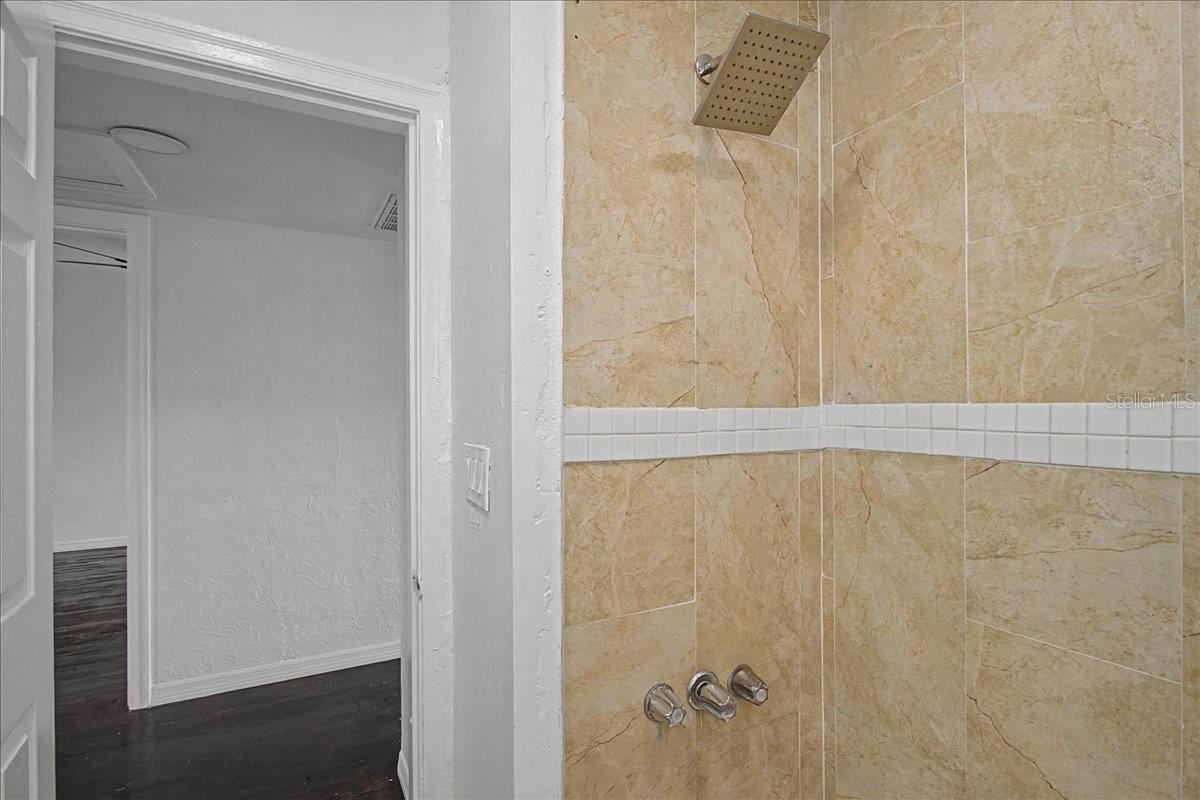 Image 18 of 49 For 4004 Munro Street