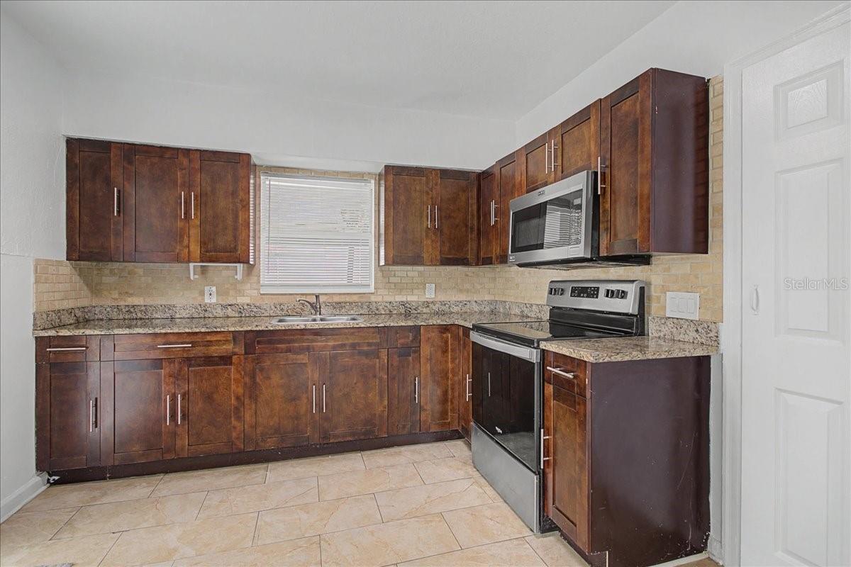 Image 28 of 49 For 4004 Munro Street