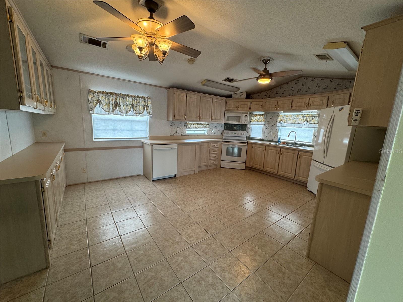 Image 16 of 33 For 6194 Parkway E