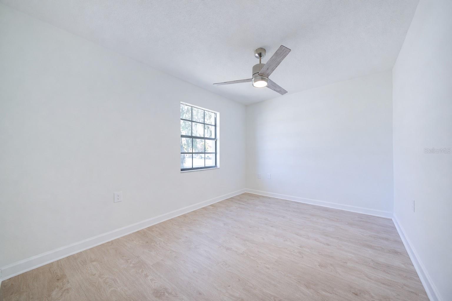 Image 16 of 33 For 720 Swiss Drive