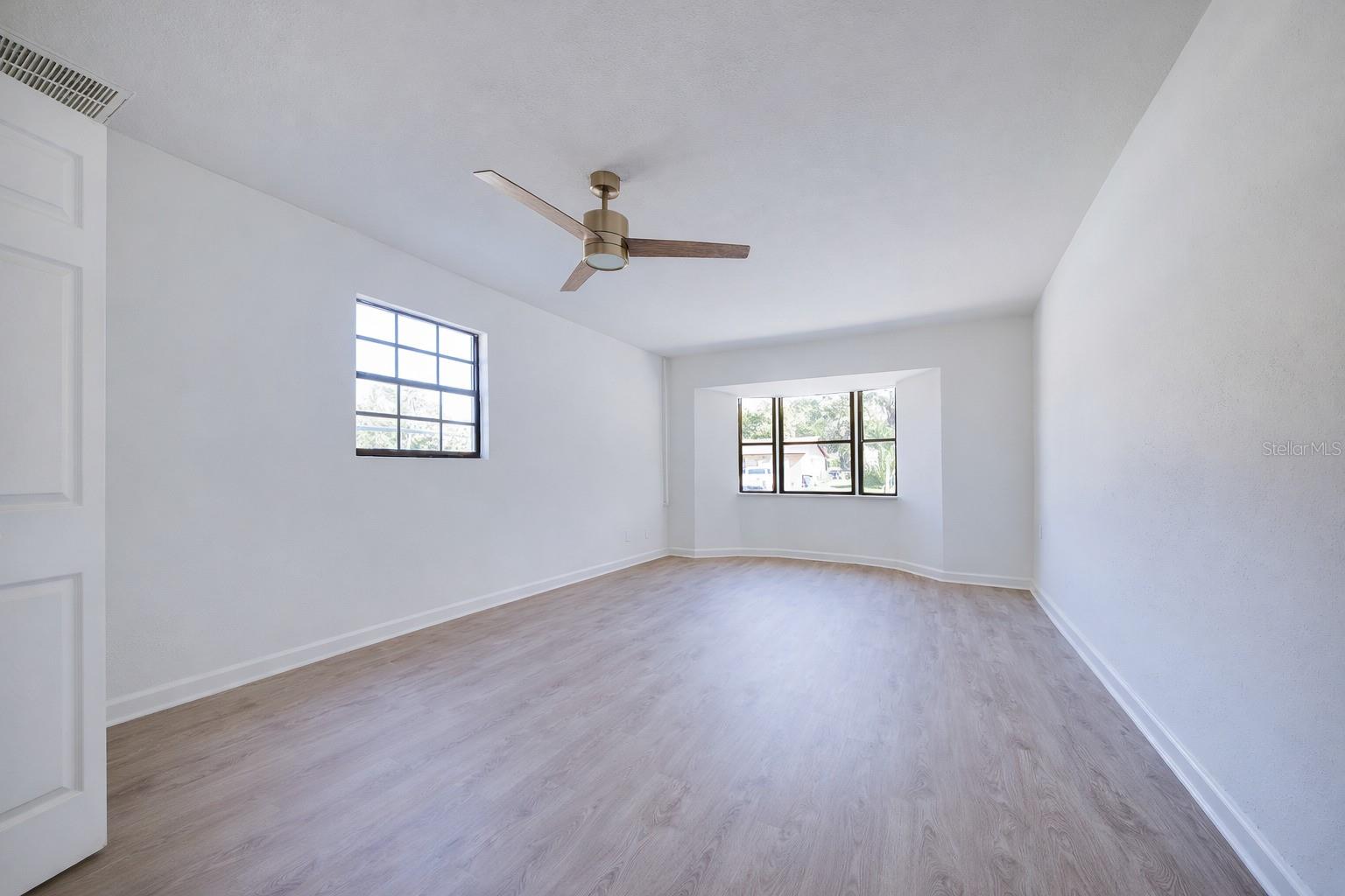 Image 19 of 33 For 720 Swiss Drive