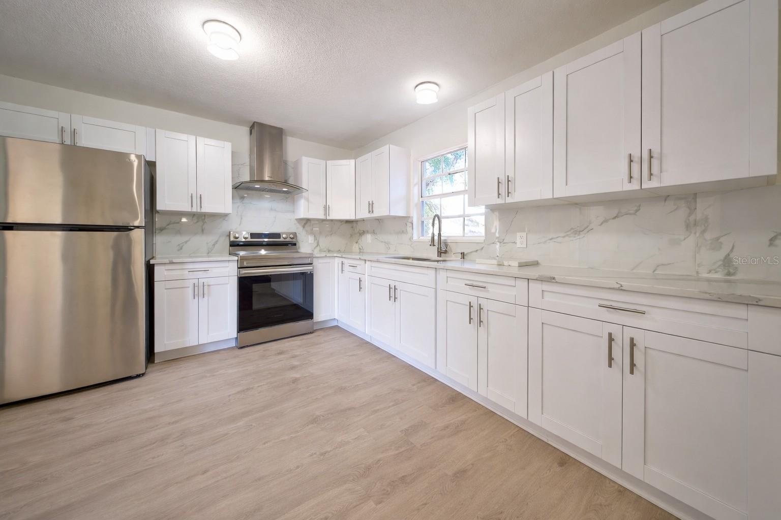 Image 9 of 33 For 720 Swiss Drive