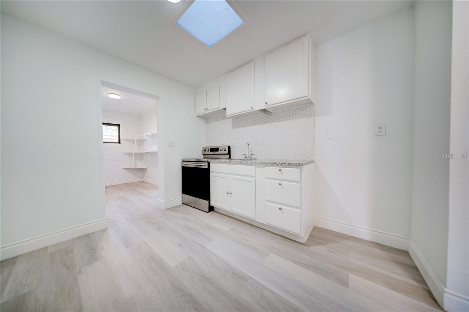 Image 11 of 38 For 2525 Poinsetta Avenue