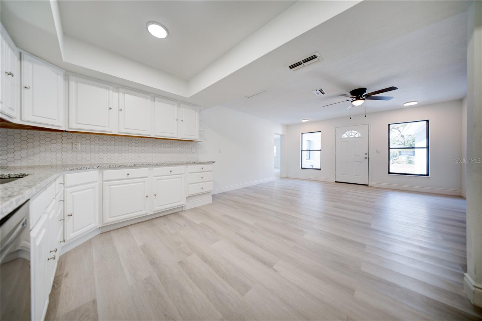 Image 27 of 38 For 2525 Poinsetta Avenue