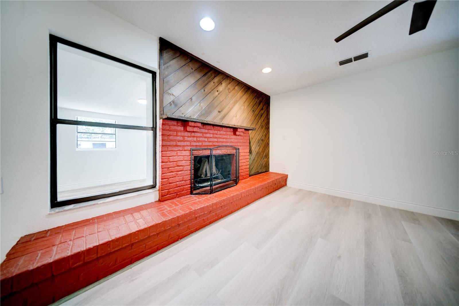 Image 7 of 38 For 2525 Poinsetta Avenue