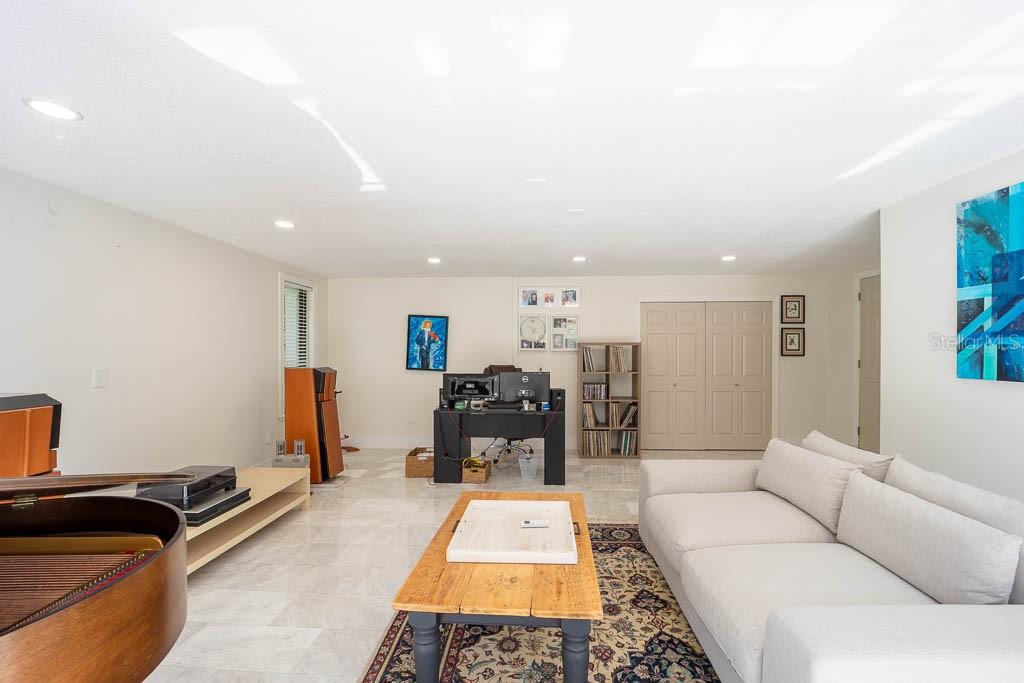 Image 32 of 48 For 735 Oakdale Street