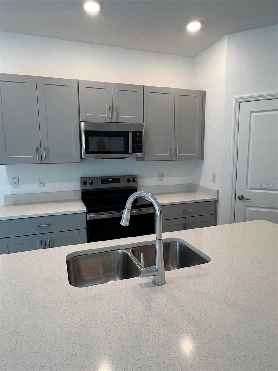 Image 3 of 14 For 2958 Canary Avenue