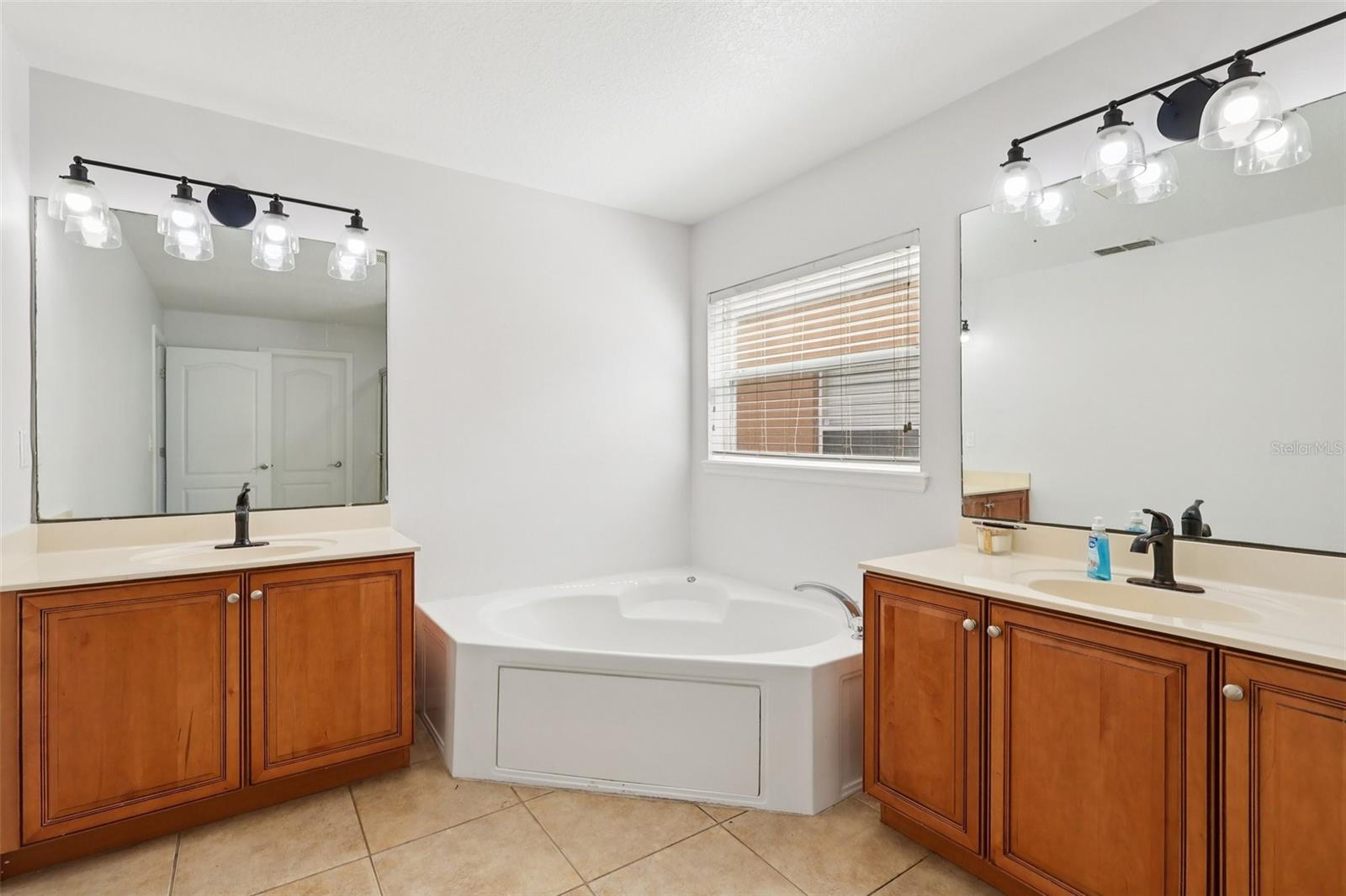 Image 21 of 71 For 2104 Congress Lane