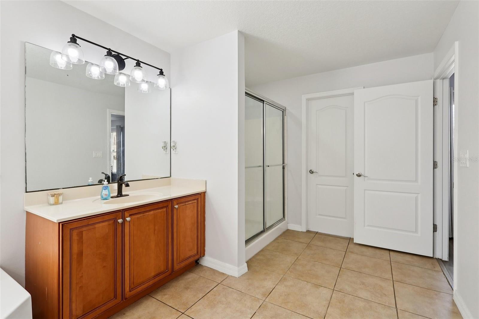 Image 22 of 71 For 2104 Congress Lane