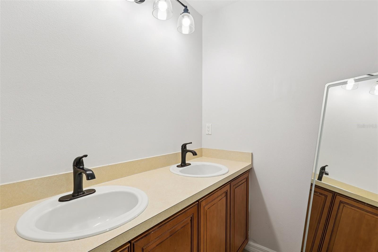 Image 34 of 71 For 2104 Congress Lane