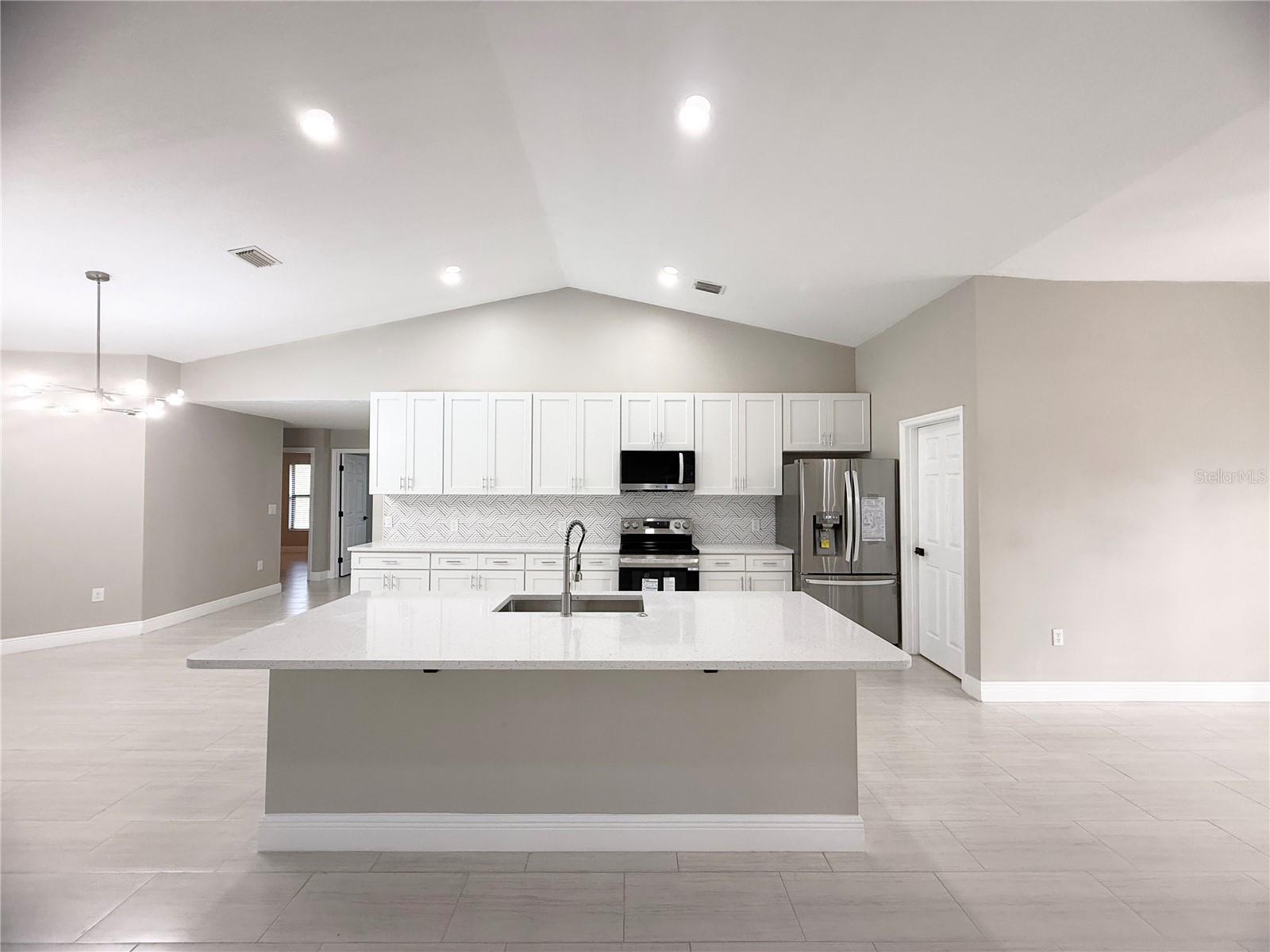 Listing photo id 8 for 4548 Yorkshire Lane