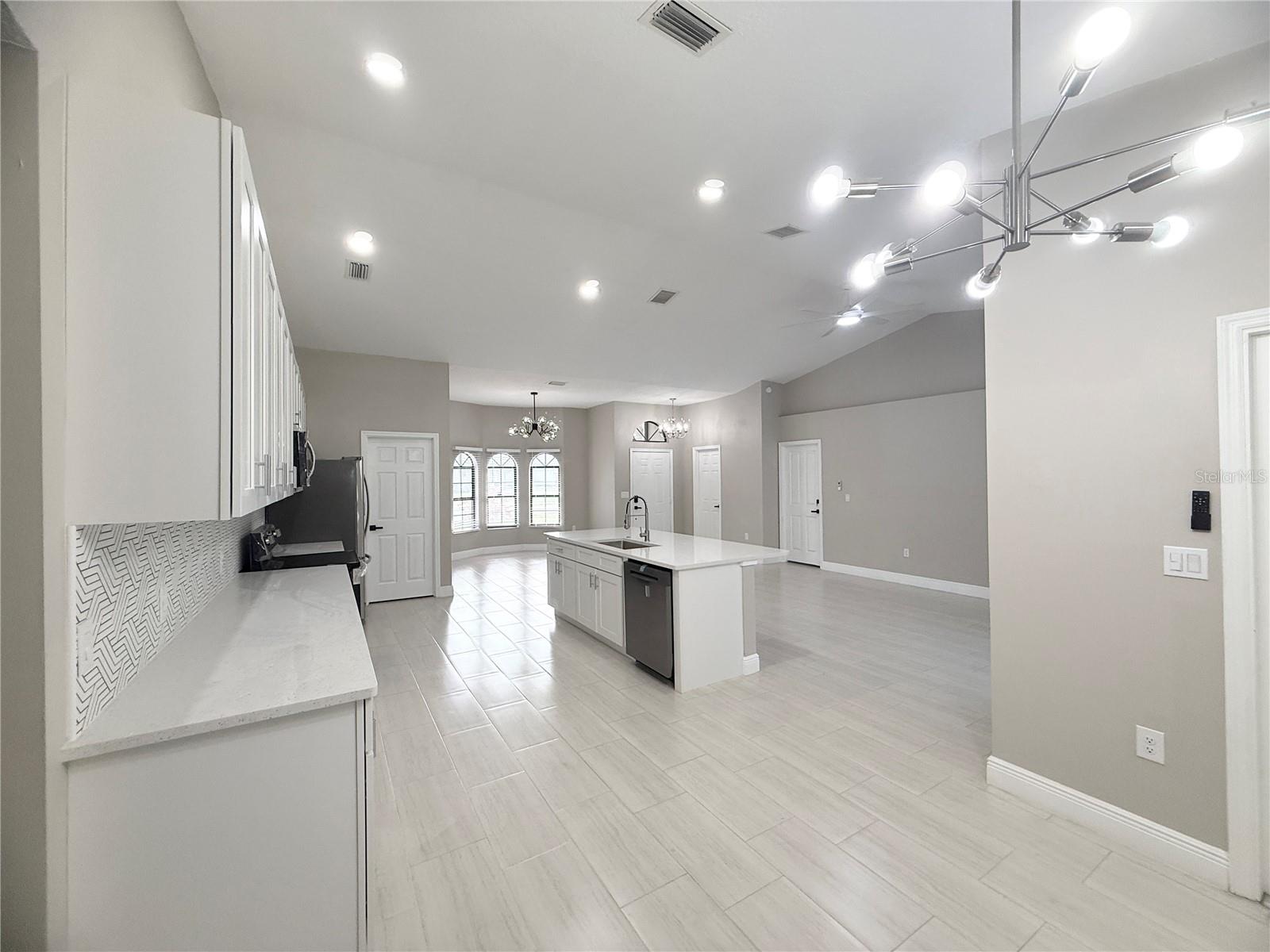 Listing photo id 11 for 4548 Yorkshire Lane