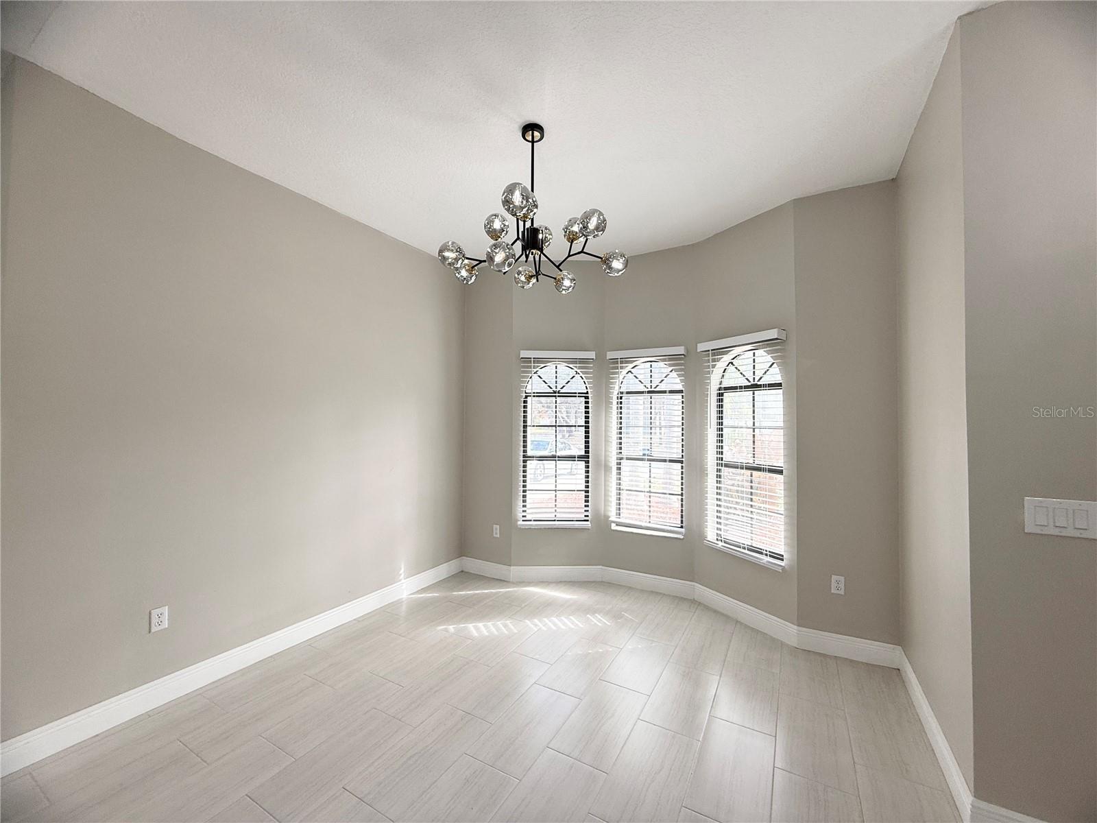 Listing photo id 12 for 4548 Yorkshire Lane