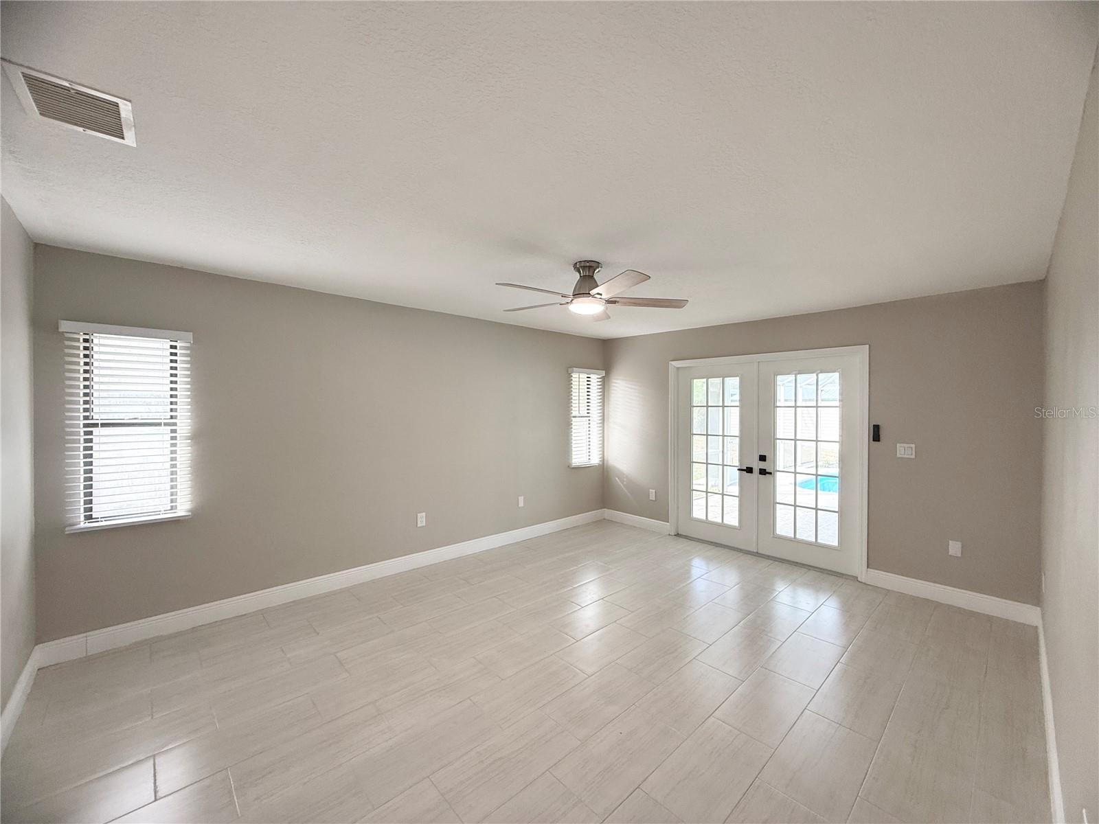 Listing photo id 15 for 4548 Yorkshire Lane