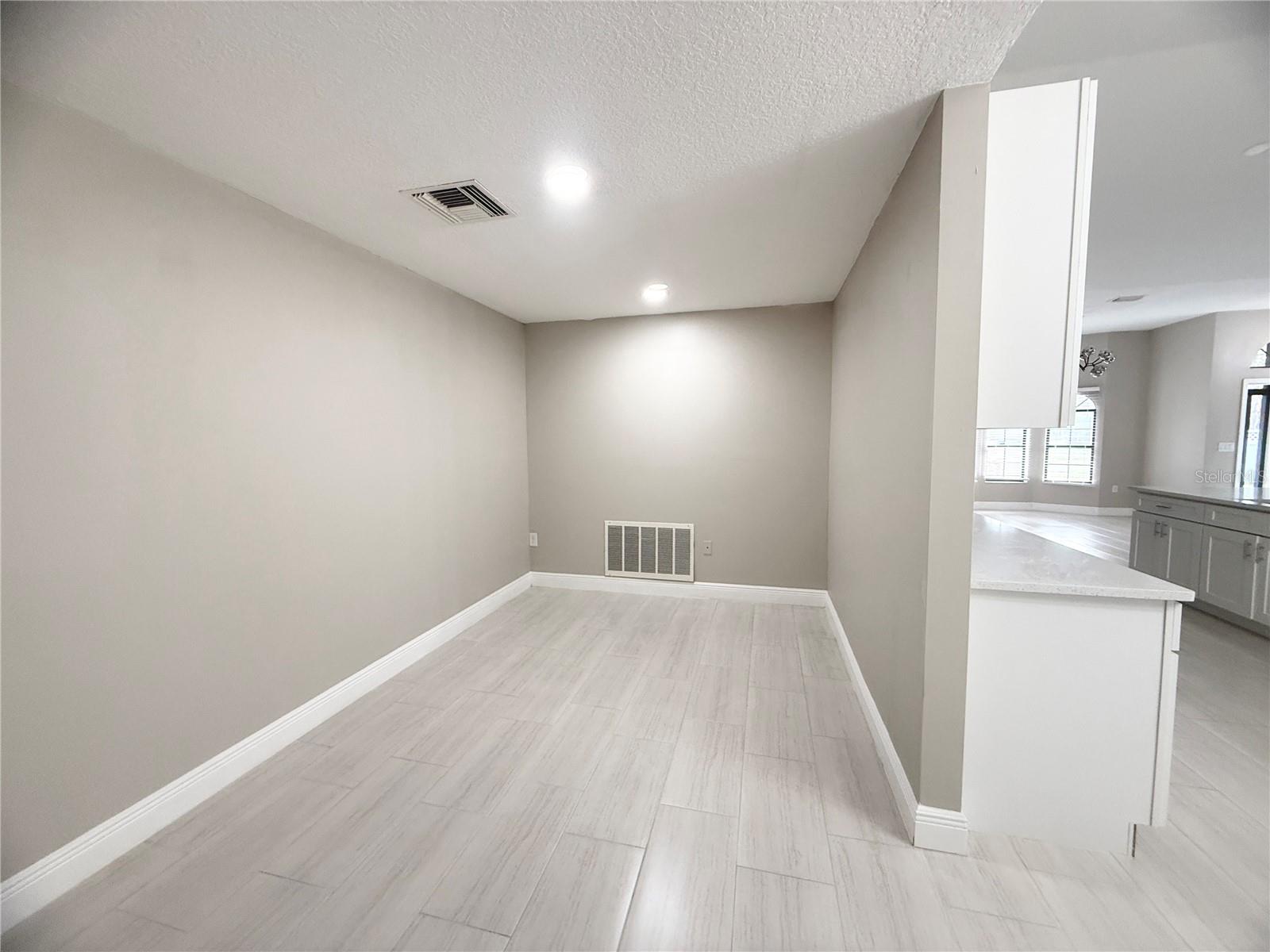 Listing photo id 24 for 4548 Yorkshire Lane