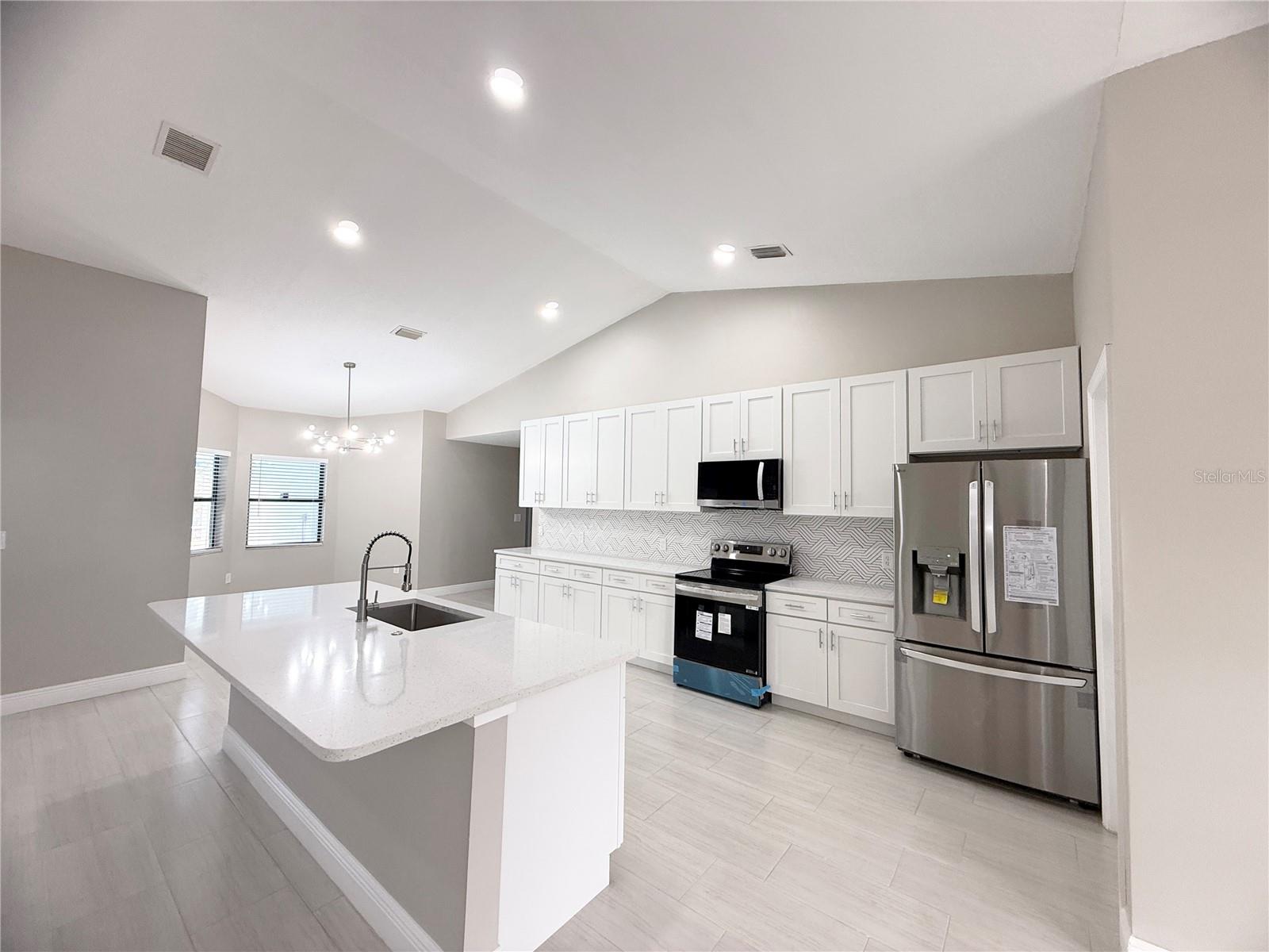 Listing photo id 3 for 4548 Yorkshire Lane