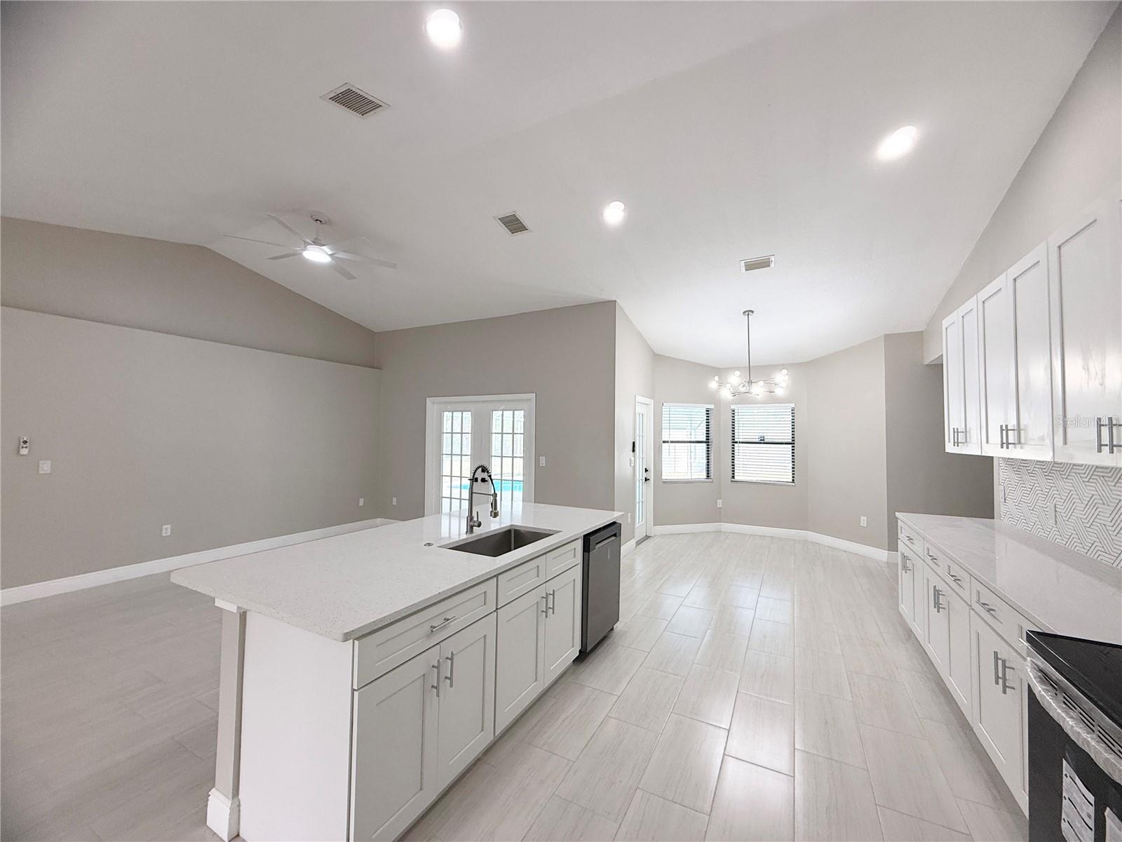 Listing photo id 5 for 4548 Yorkshire Lane