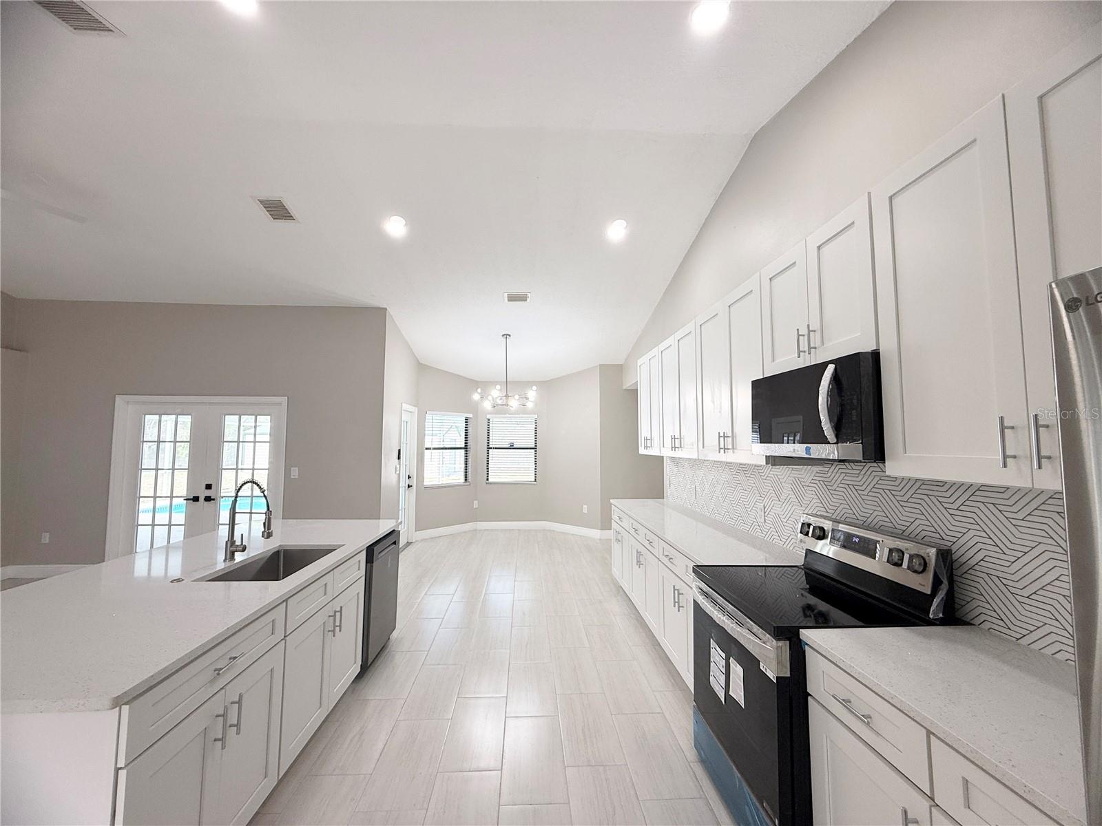 Listing photo id 6 for 4548 Yorkshire Lane