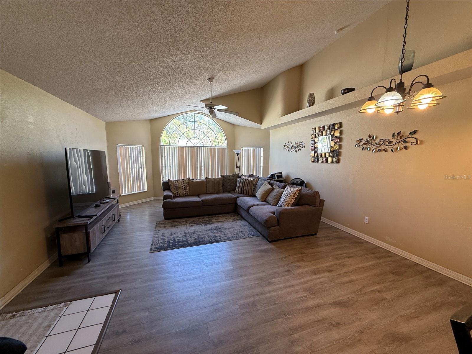 Image 18 of 21 For 2006 Royal Bay Boulevard 126