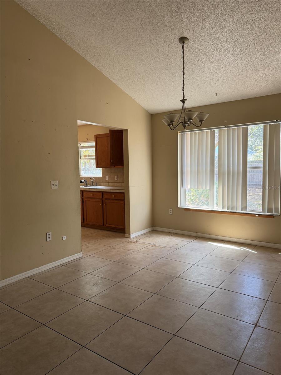 Image 5 of 18 For 925 Old Mail Lane